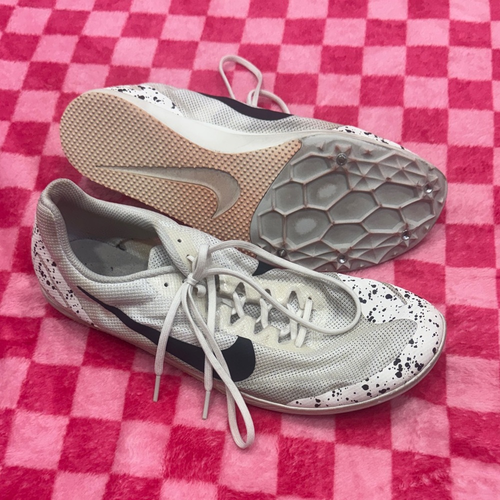 Nike White and Black Men’s Athletic Track Spikes With Bag